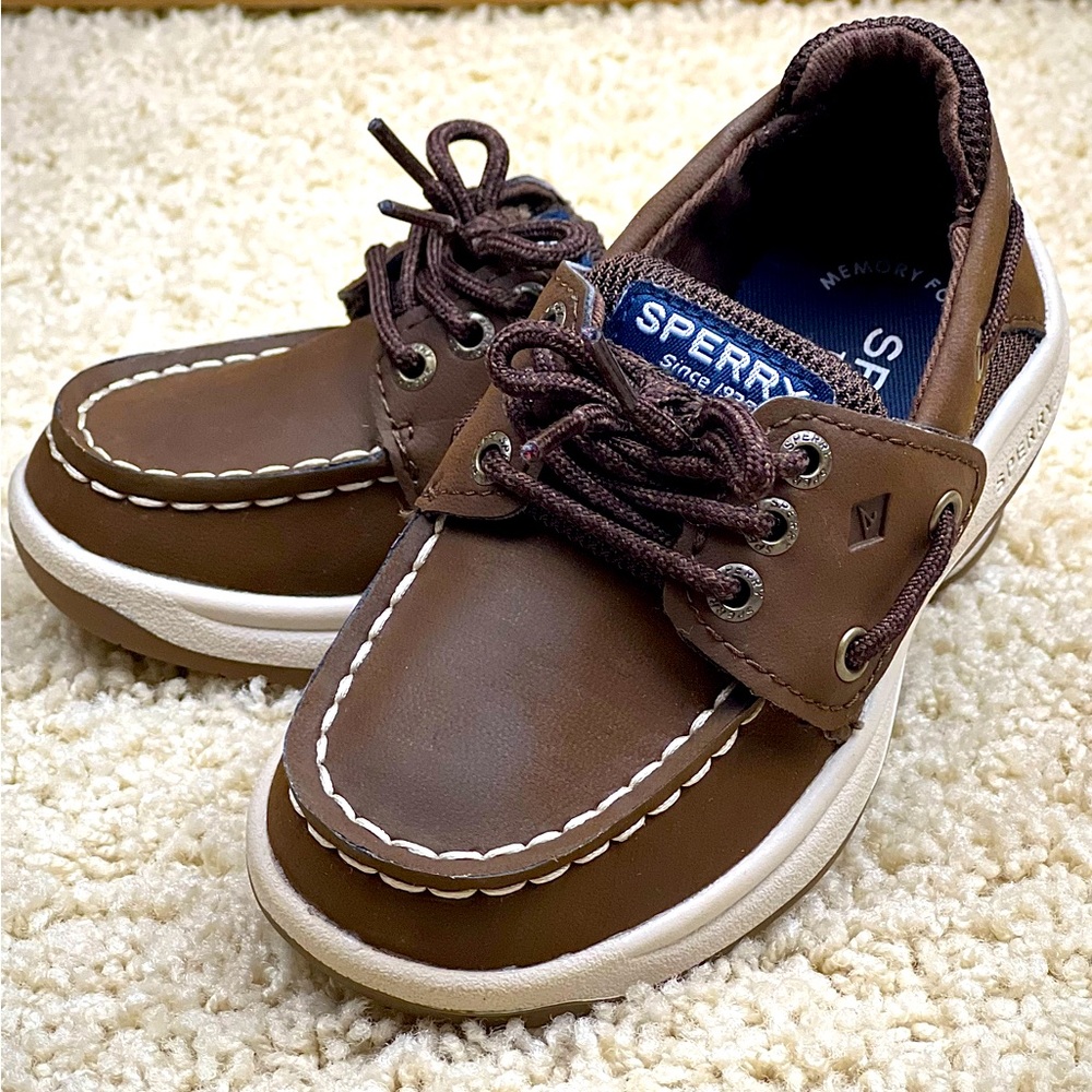 Toddler boy’s 8M Sperry Top-Sider brown leather shoes.